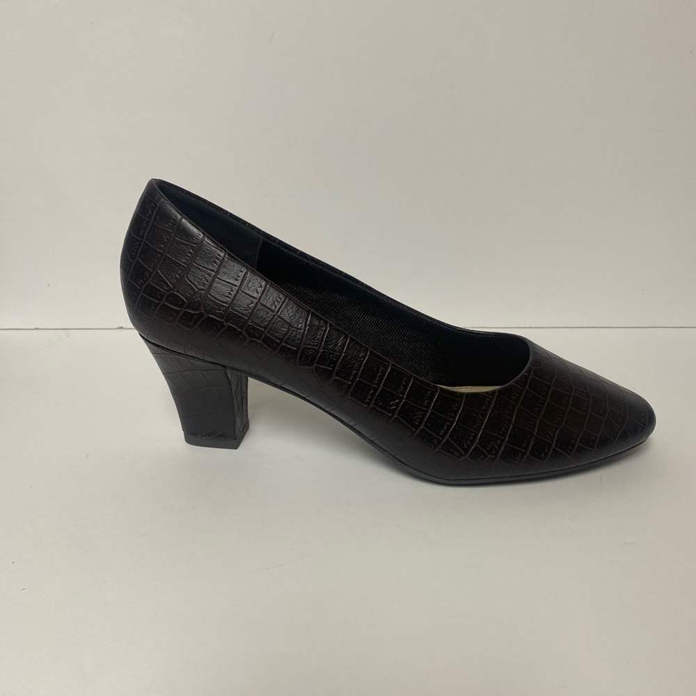 Easy Street Women's Ballari Pump, Brown Croco, 9M